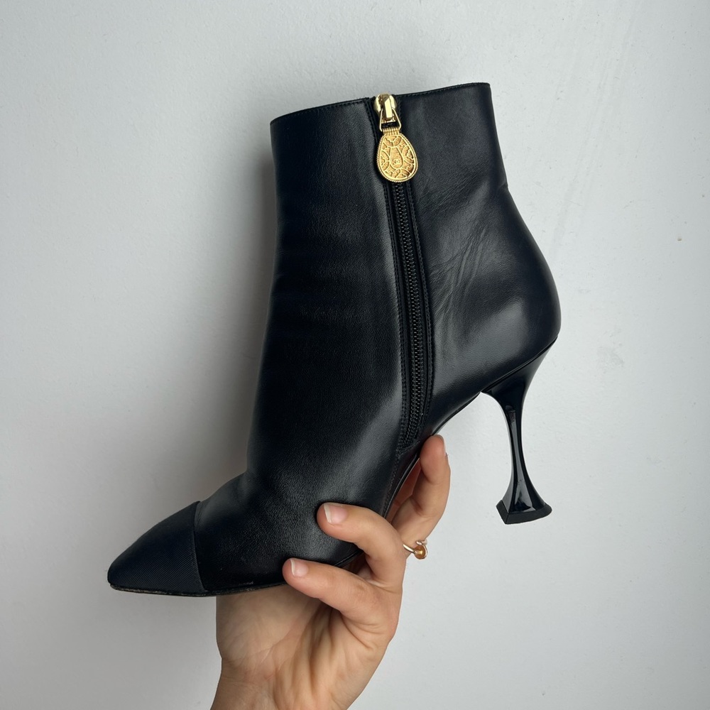 Chanel 2019 Interlocking CC Logo Boots in Black Leather with grosgrain cap toe - Picture 3 of 16